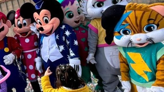 Genitori fuori dalla piazza durante la festa in maschera dei bimbi delle scuole: esplode la protesta