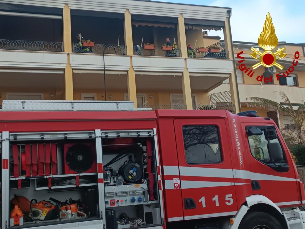 Incendio in appartamento, una persona al pronto soccorso