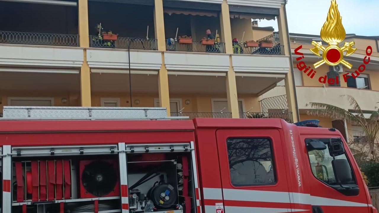 Incendio in appartamento, una persona al pronto soccorso