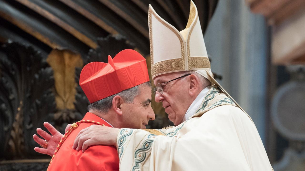 Il Cardinale Becciu: «Prego per Papa Francesco, invochiamo l’aiuto di Dio»