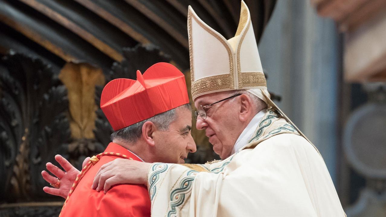 Il Cardinale Becciu: «Prego per Papa Francesco, invochiamo l’aiuto di Dio»
