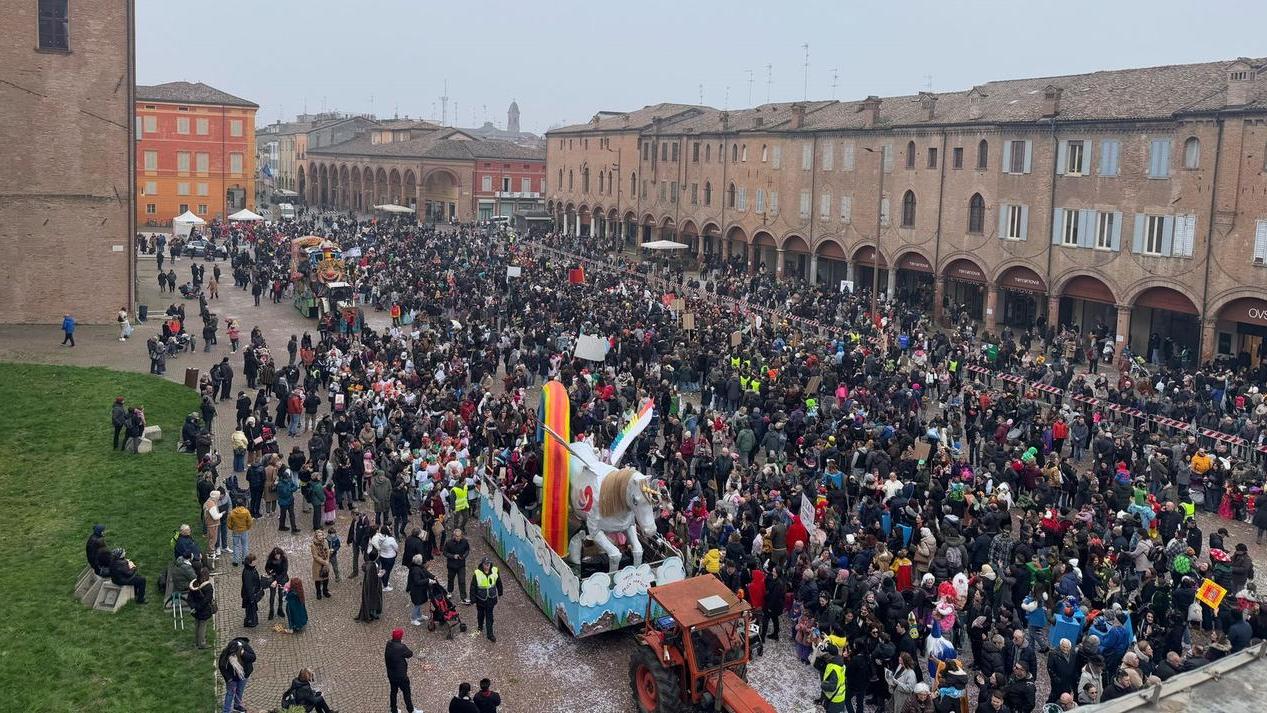 Piazza Martiri gremita per il ritorno del Carnevale