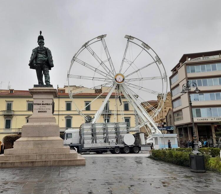 Pisa, una ruota panoramica nel centro della città alta ventidue metri