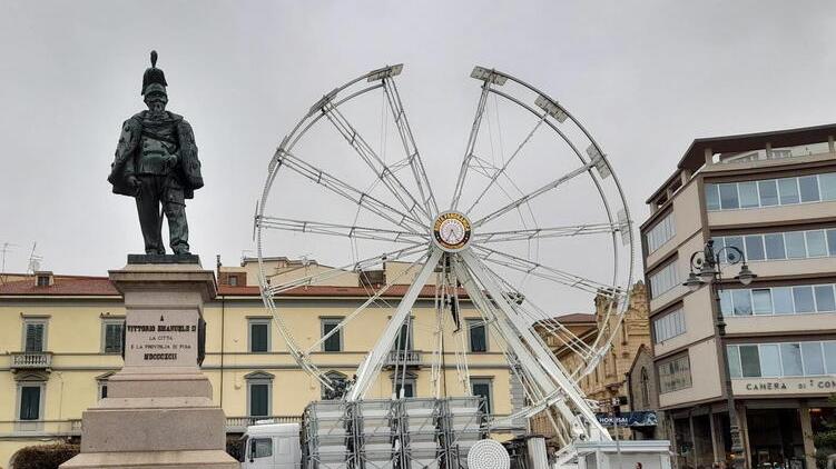 Pisa, una ruota panoramica nel centro della città alta ventidue metri