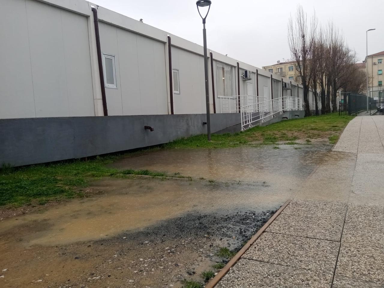 Livorno, ancora infiltrazioni nei moduli della scuola Micheli-Lamarmora: i genitori attaccano, l’amministrazione risponde