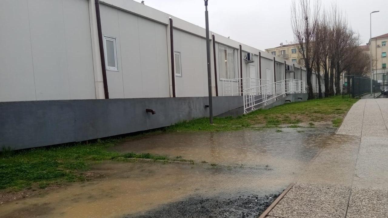 Livorno, ancora infiltrazioni nei moduli della scuola Micheli-Lamarmora: i genitori attaccano, l’amministrazione risponde