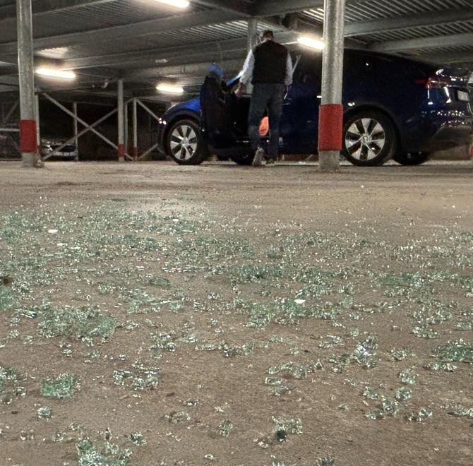 Ferrara, auto spaccate in via del Lavoro. I pendolari: «Pagare la sosta sì, ma per una sorveglianza efficace»