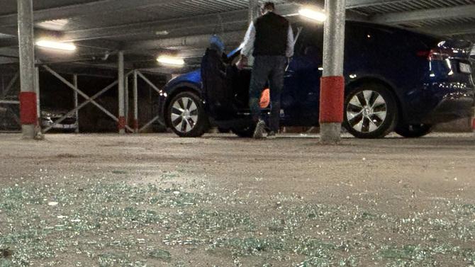 Ferrara, auto spaccate in via del Lavoro. I pendolari: «Pagare la sosta sì, ma per una sorveglianza efficace»