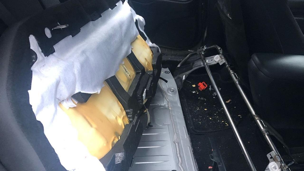 Gli interni di una Toyota svaligiata dai ladri