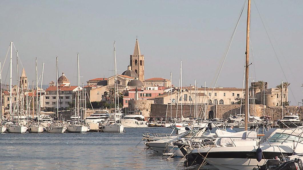 Si trasferisce in Francia e le occupano la casa di Alghero, il caso finisce in tribunale