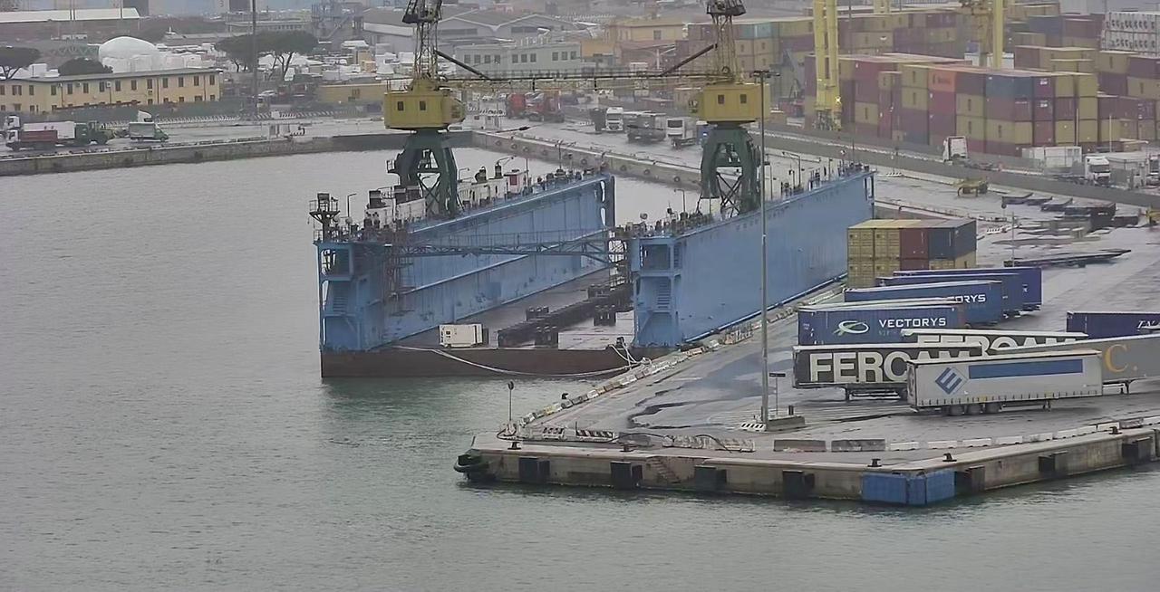 
	Il bacino di carenaggio sulla banchina di Ltm

