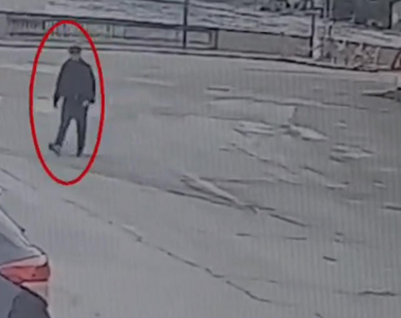 
	Il presunto truffatore sorpreso dalle telecamere

