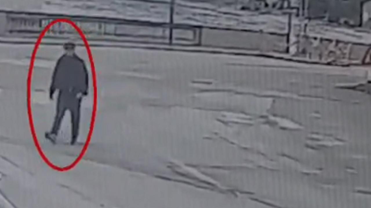 Il presunto truffatore sorpreso dalle telecamere