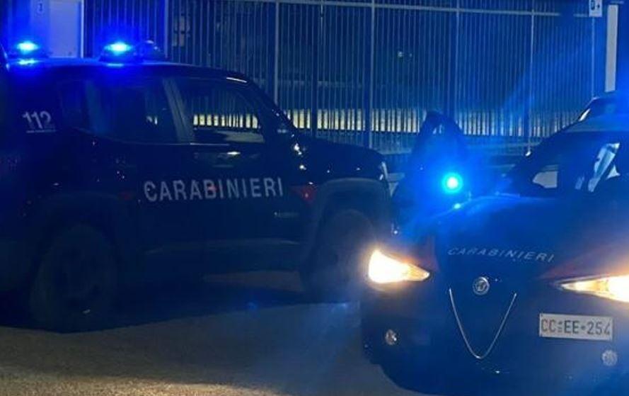 Ferrara, ragazzi aggrediti nel parcheggio dopo la discoteca: calci, pugni e ossa rotte