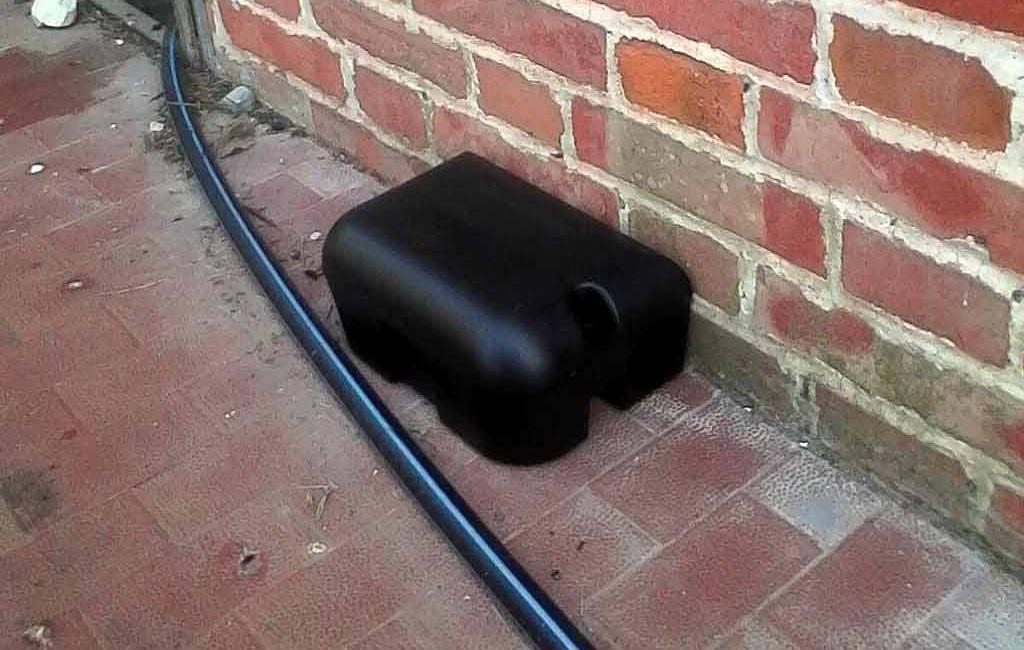 
	Una trappola per topi sul balcone

