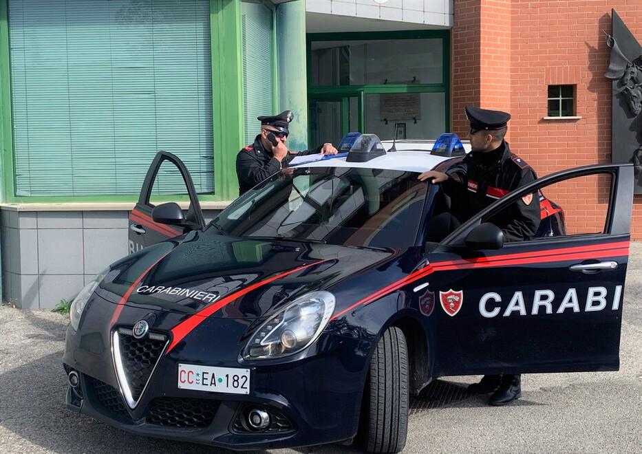 Castelnuovo, coppia sotto sfratto si barrica in casa e tira una pentola in testa a un vigile del fuoco