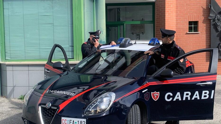 Castelnuovo, coppia sotto sfratto si barrica in casa e tira una pentola in testa a un vigile del fuoco