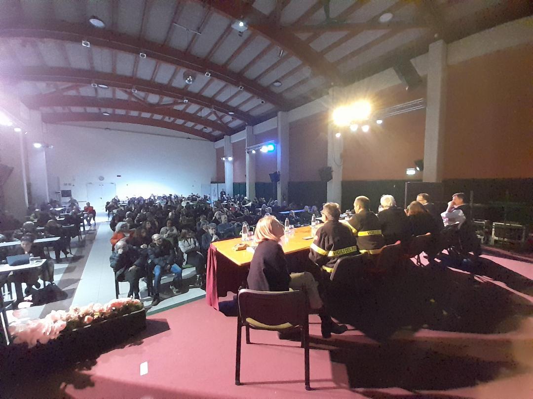 Incendio Inalca, la preoccupazione della gente: «Diteci cosa abbiamo respirato»