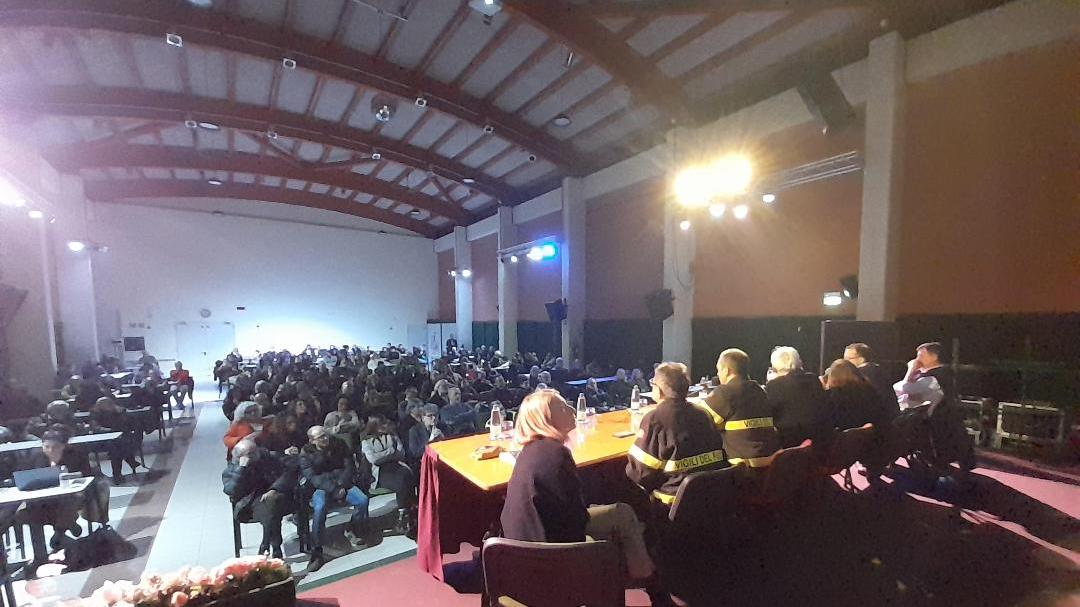 Incendio Inalca, la preoccupazione della gente: «Diteci cosa abbiamo respirato»