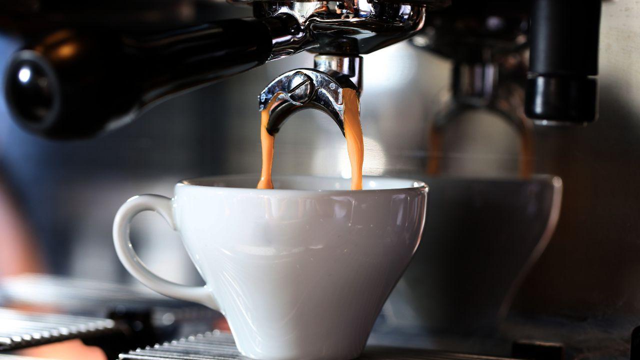 La tazzina di caffè è già a 1,30 euro, ma il rischio è che arrivi a 1,50: cosa incide negli aumenti
