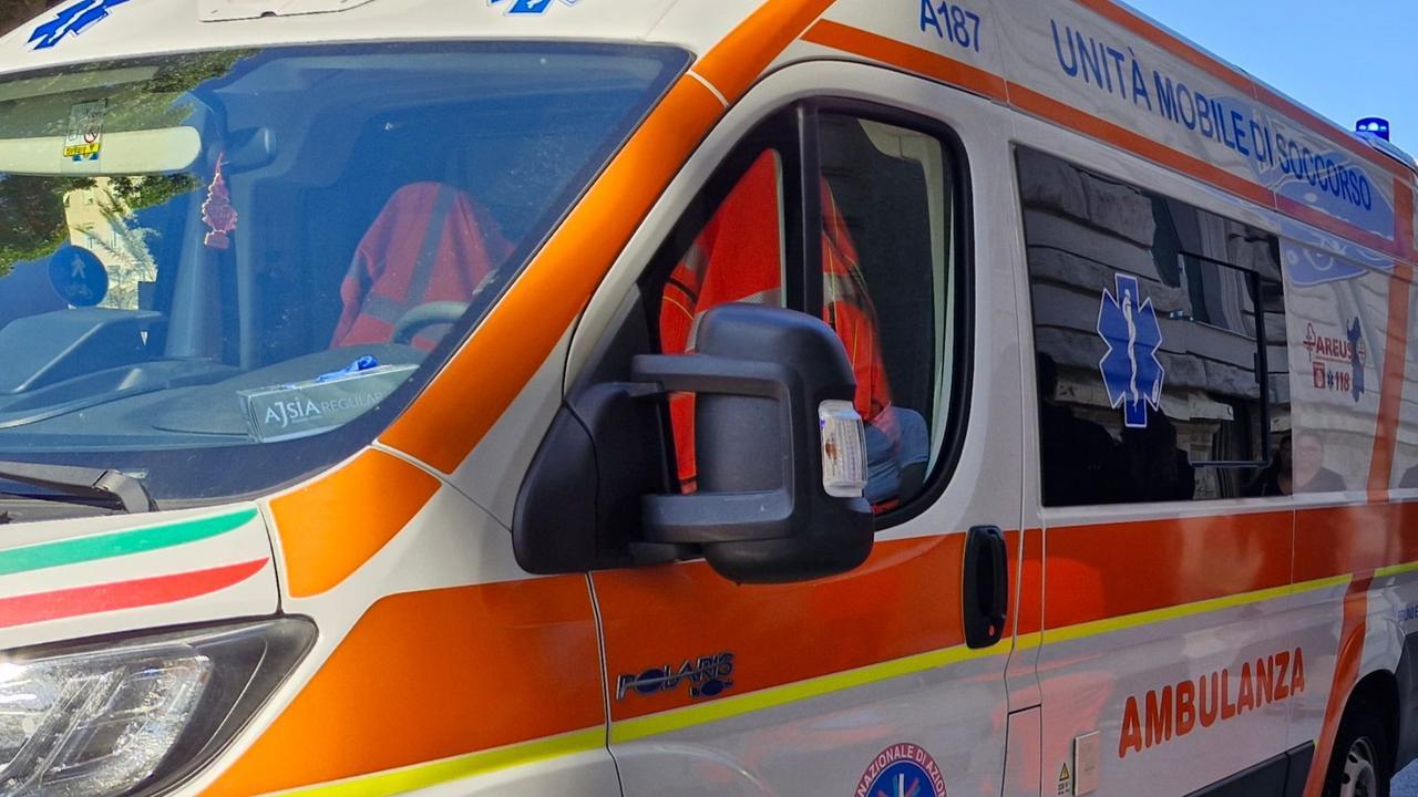 Si scontrano due auto: una si ribalta, l’altra finisce sul costone