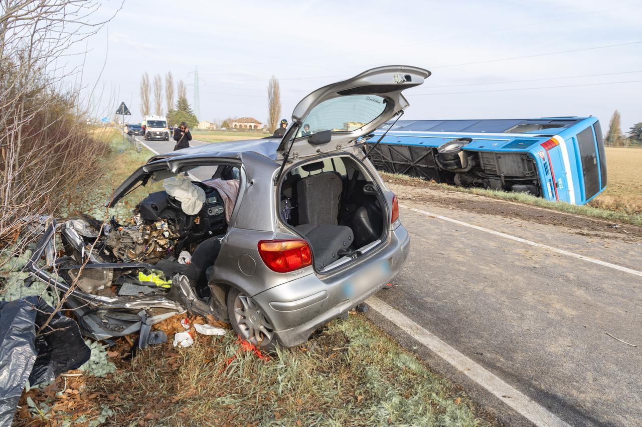 Schianto mortale bus-auto a Ferrara, la telecamera del bus ha ripreso tutto: ecco cos’è successo