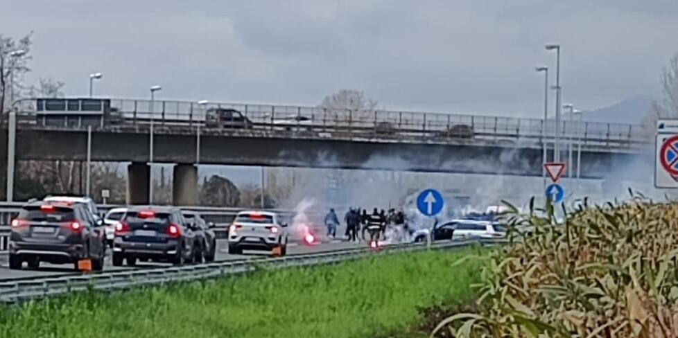 
	Un'immagine degli scontri sull'A12

