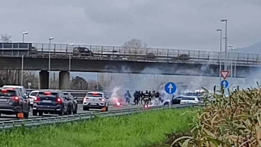 Un'immagine degli scontri sull'A12