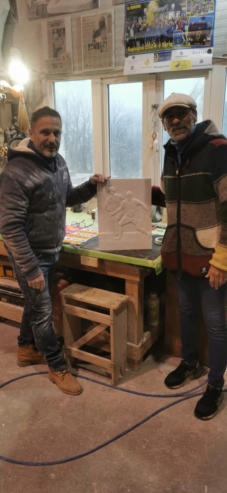 Carrara, la foto simbolo del blitz della Carrarese a Spezia del dicembre 2000, 3-2 in doppia rimonta, diventa un’opera d’arte in marmo