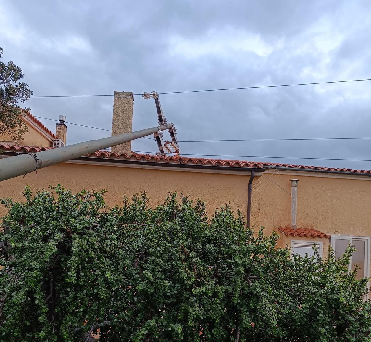 Palo dell’Enel crollato sul tetto di una casa: denuncia in Procura