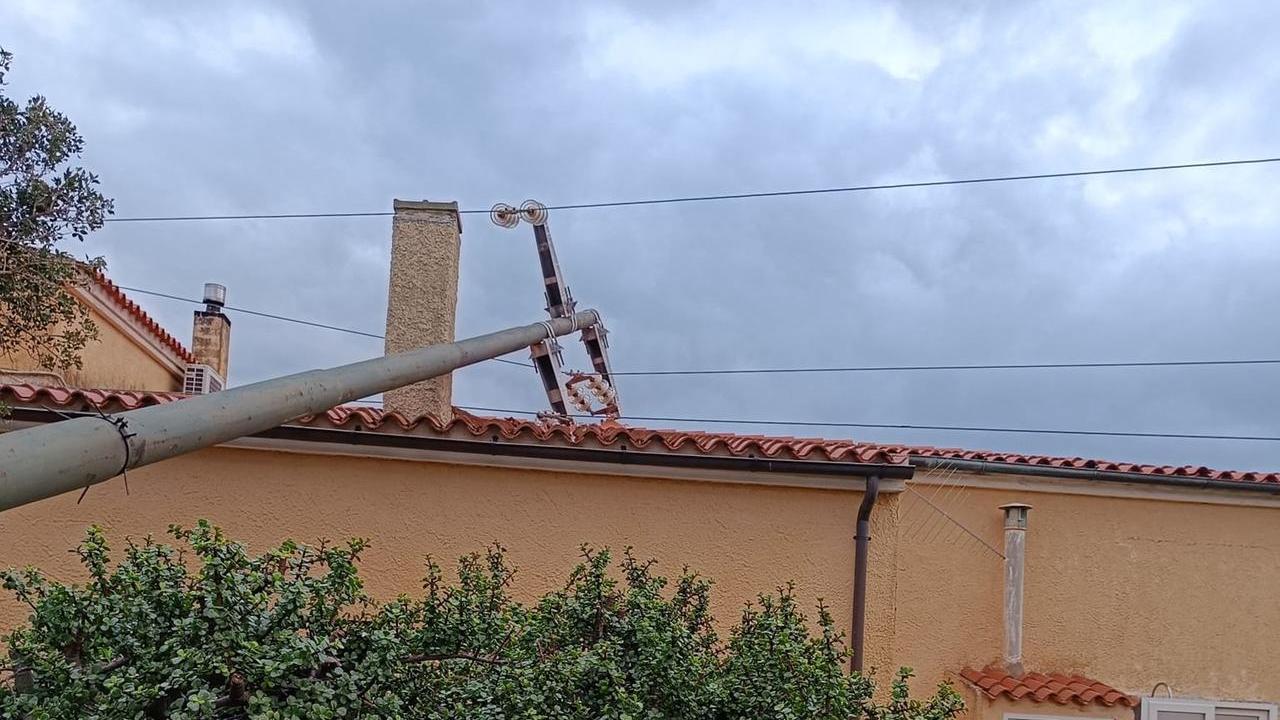 Palo dell’Enel crollato sul tetto di una casa: denuncia in Procura