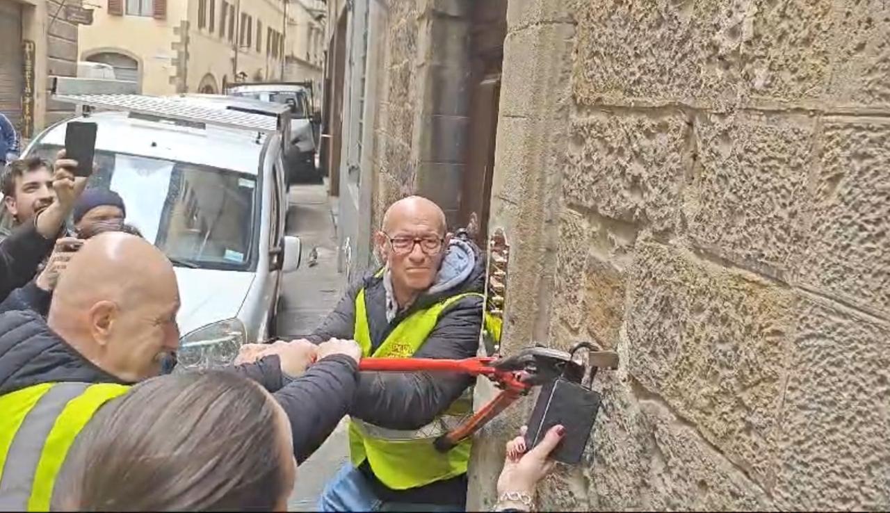 Firenze, scatta le rimozione forzata delle keybox. La sindaca Funaro: «Impediremo di aggirare le regole»