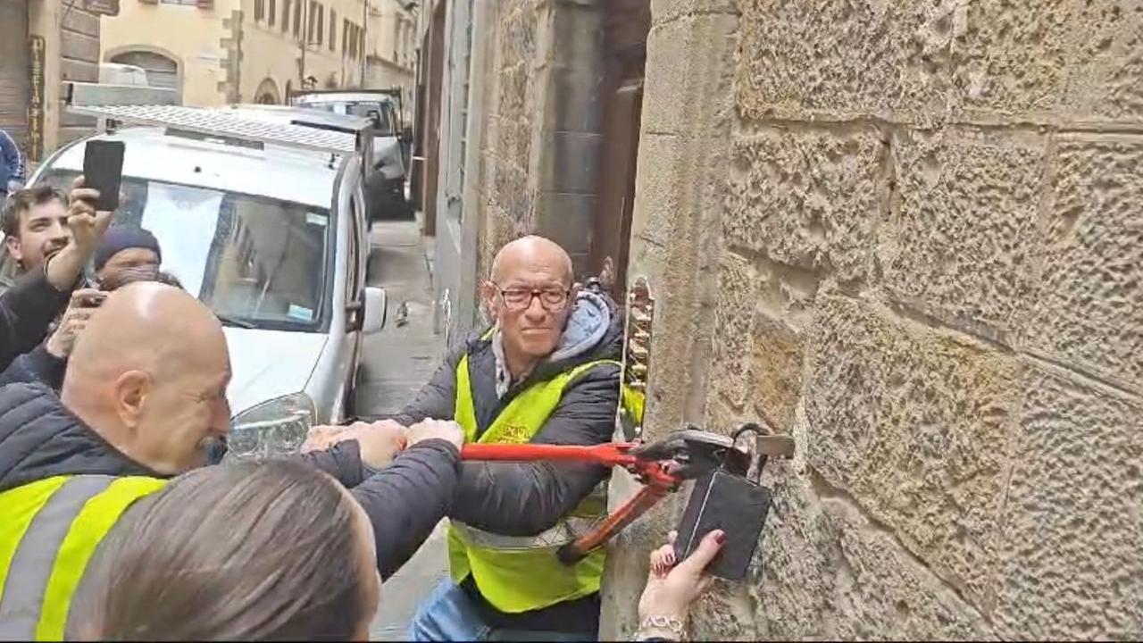 Firenze, scatta le rimozione forzata delle keybox. La sindaca Funaro: «Impediremo di aggirare le regole»