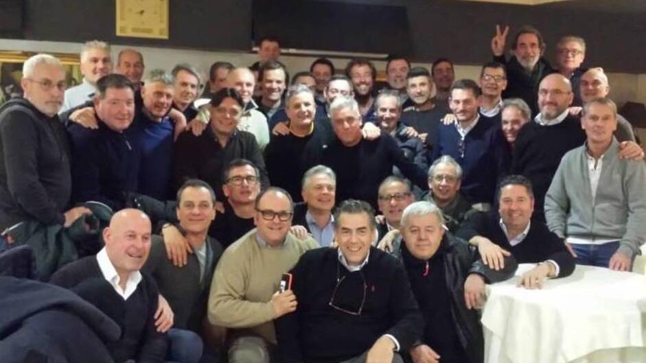 Una delle cene prima del Covid del gruppo di amici “Noi piaggioresi”