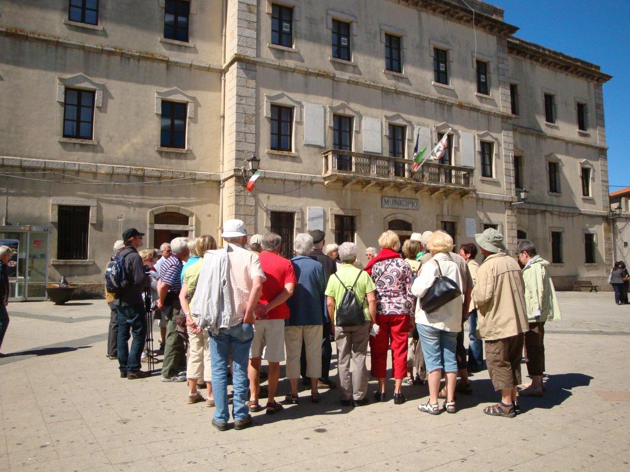 
	Un gruppo di turisti in piazza Gallura

