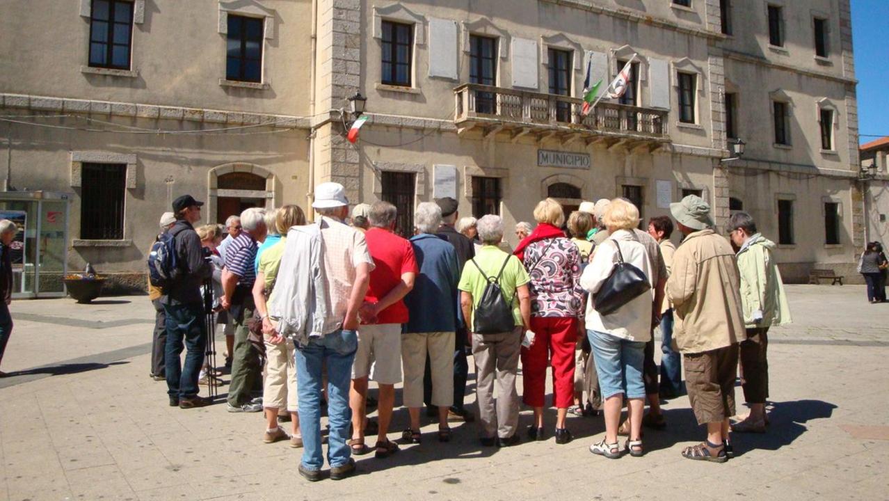 Un gruppo di turisti in piazza Gallura