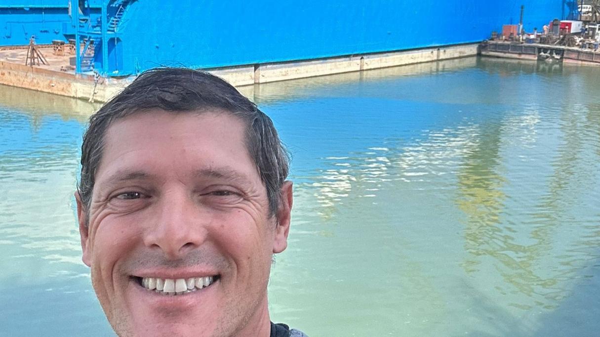 Aldo Montano orgoglioso davanti al bacino di carenaggio acquistato in Ucraina