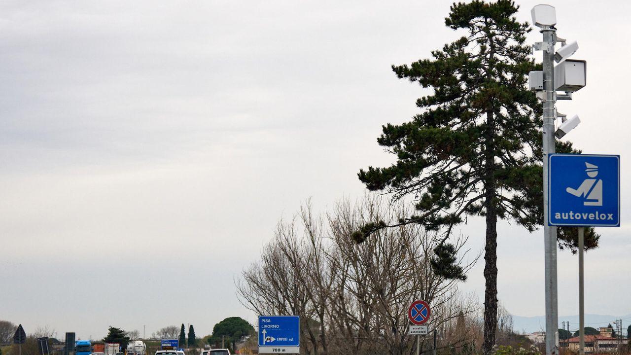 Il nuovo autovelox tra le uscite di Montelupo ed Empoli Est, direzione mare (Foto Juri Autovino, 2024)