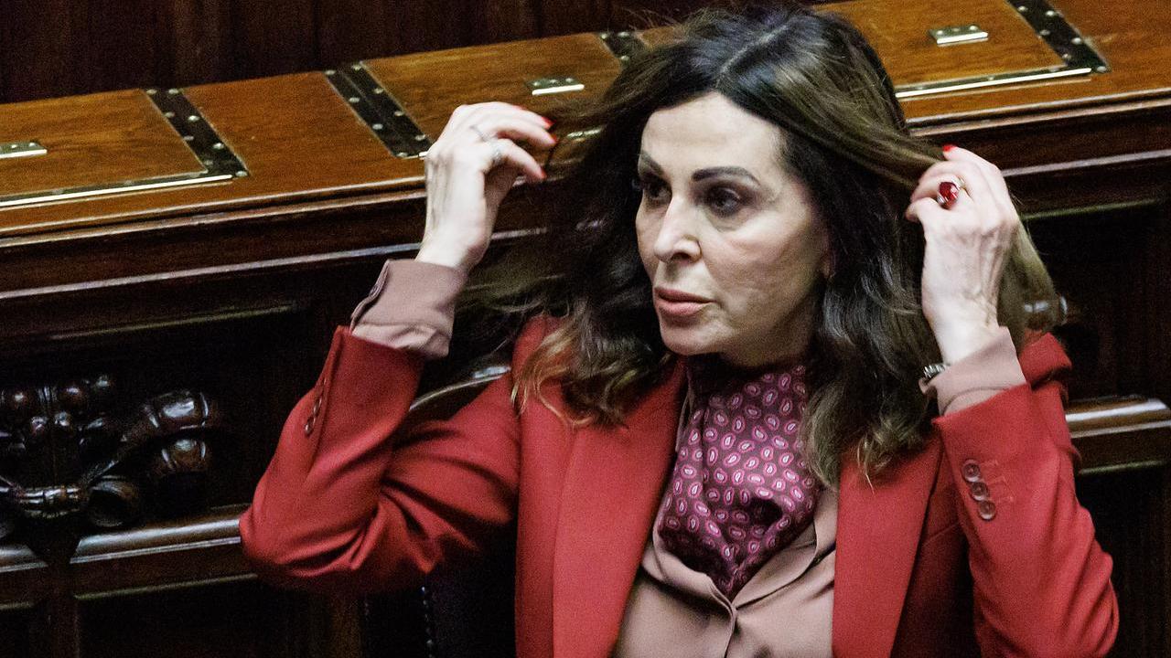 La ministra Santanché durante il voto di sfiducia