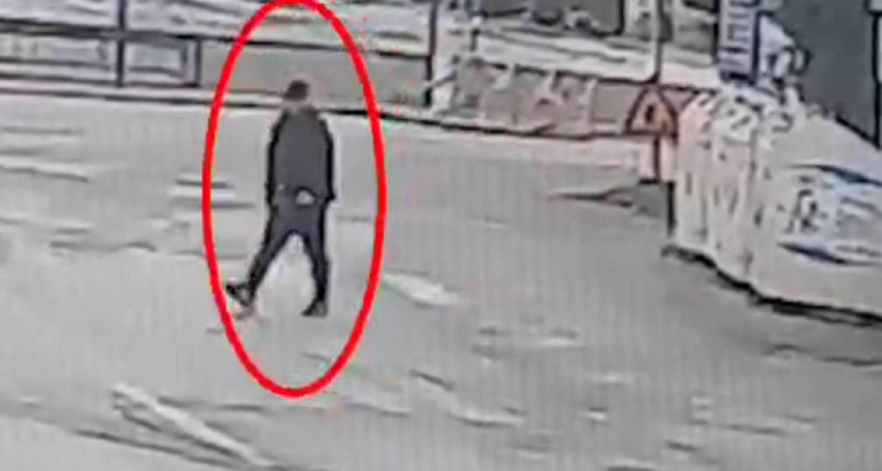 Il quarantasettenne inquadrato da una telecamera