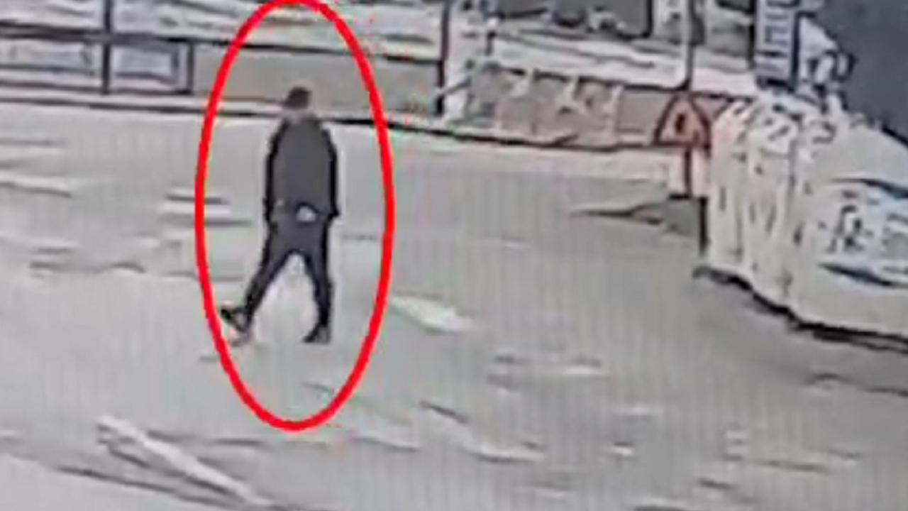 Il quarantasettenne inquadrato da una telecamera