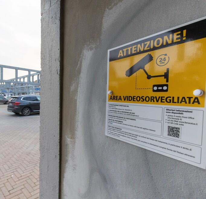 Ragazzi aggrediti fuori dalla discoteca a Ferrara, le telecamere hanno ripreso tutto