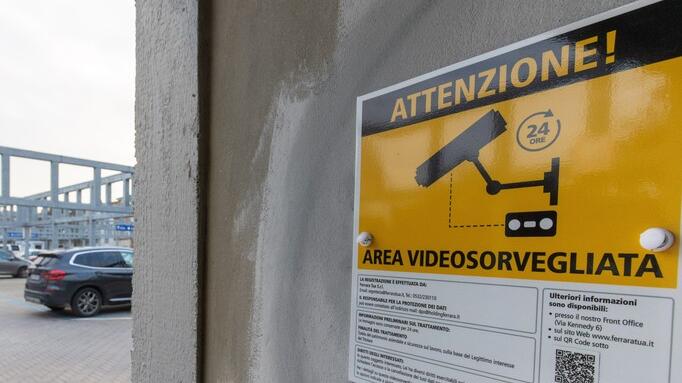 Ragazzi aggrediti fuori dalla discoteca a Ferrara, le telecamere hanno ripreso tutto