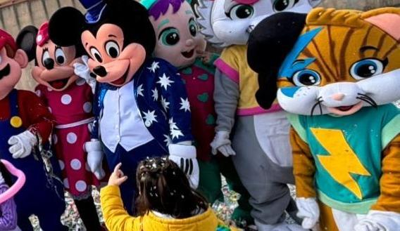 Il sindaco non chiude la piazza: anche i genitori coi bimbi per la sfilata di carnevale