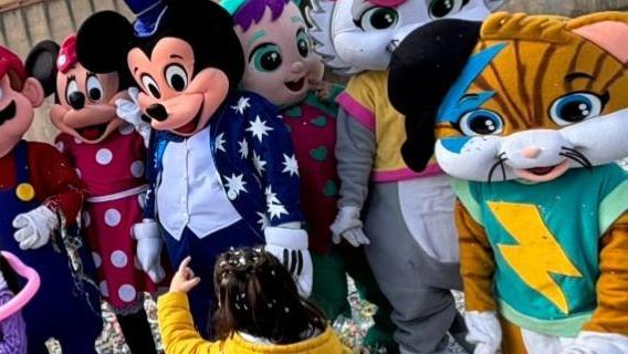 Il sindaco non chiude la piazza: anche i genitori coi bimbi per la sfilata di carnevale