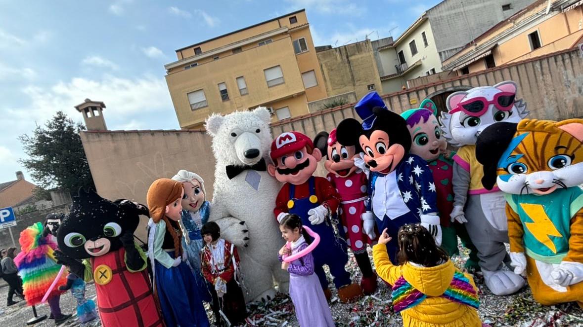 «Festa dei bimbi senza genitori» esplode la protesta contro la scuola Cabras Il dirigente chiede all’amministrazione di vietare l’accesso alla piazza