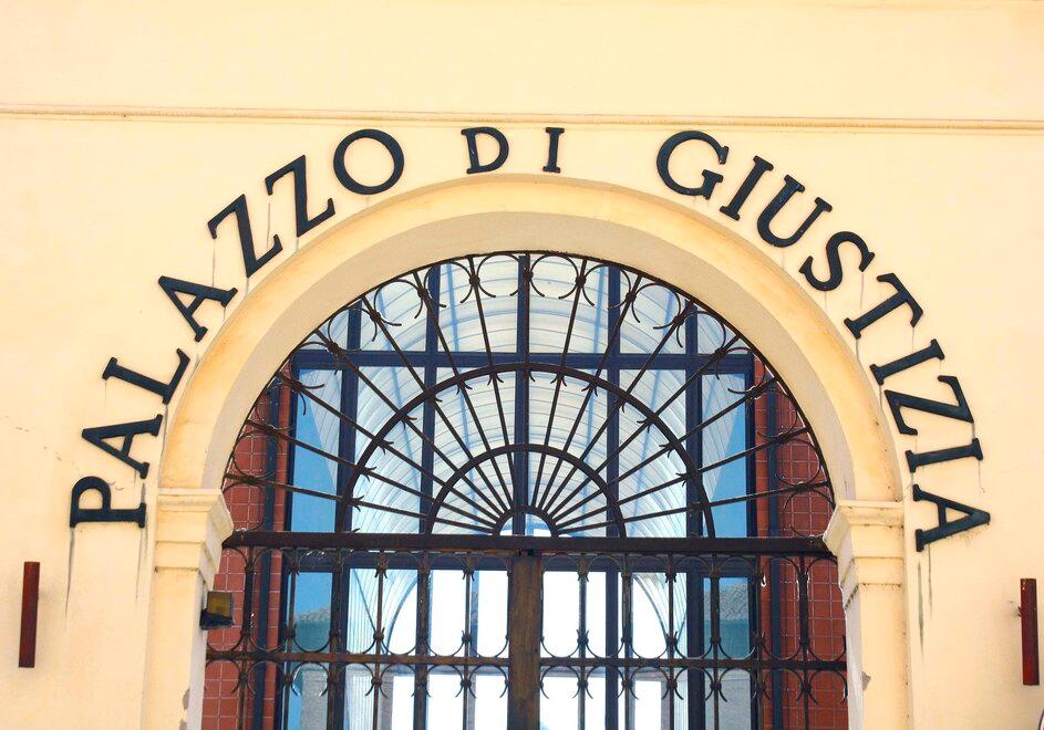 Ferrara, a 13 anni schiava della famiglia: matrimonio combinato e senza diritti