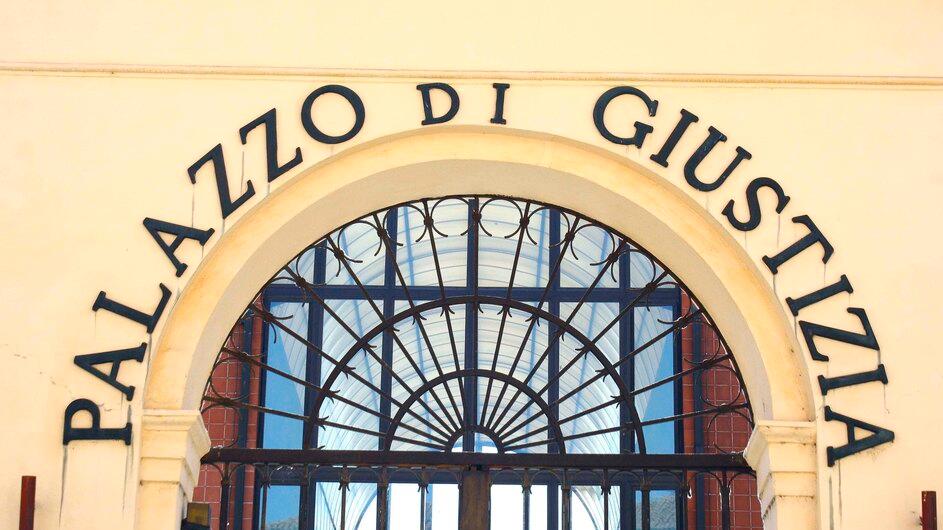 Ferrara, a 13 anni schiava della famiglia: matrimonio combinato e senza diritti