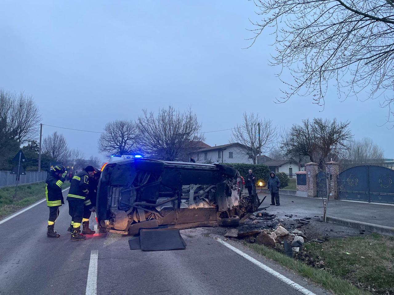 Quattro Castella, si schianta con l’auto contro un muretto e si ribalta. Grave un 49enne