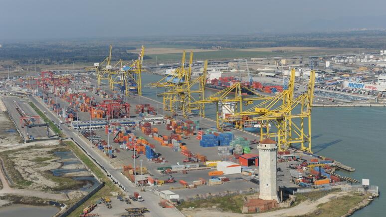 Una veduta del porto livornese